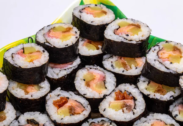 Widok Góry Stosu Japońskiego Sushi Maki Roll Płyta Obsługiwane Japońskiej — Zdjęcie stockowe