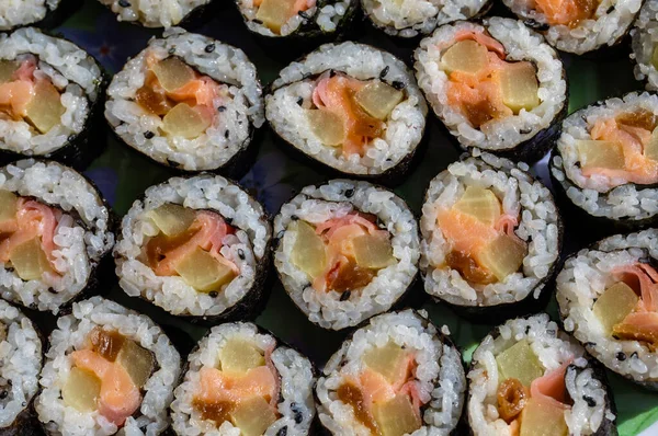 Pemandangan Atas Tumpukan Piring Sushi Maki Gulung Jepang Disajikan Restoran — Stok Foto