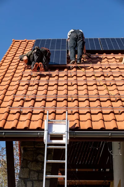 Ochojno Polonia Abril 2020 Trabajadores Instalan Paneles Solares Eléctricos Techo —  Fotos de Stock