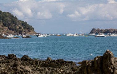 Cancale, Fransa - 15 Eylül 2018: Ünlü istiridye üretim kasabası Cancale 'de dalgalar yükseldiğinde körfeze demirlemiş balıkçı tekneleri ve yatlar. Britanya, Fransa,