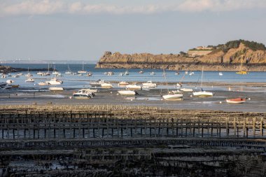 Cancale 'in ünlü istiridye üretim kasabası Brittany, Fransa' da sahilde karada kayıklar.,