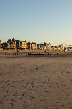 St. Malo, Fransa - 16 Eylül 2018: akşam güneşinde plaj ve Saint Malo 'da deniz kenarı boyunca binalar. Britanya, Fransa