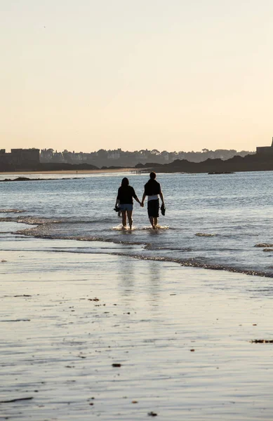 Romantisk Promenad Ett Par Kär Stranden Saint Malo Bretagne Frankrike — Stockfoto