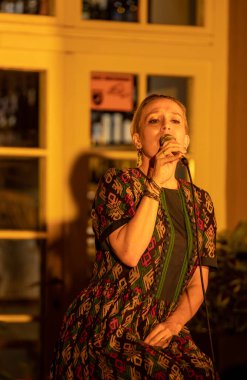 Krakow, Polonya - 3 Temmuz 2020: Polonyalı şarkıcı Aga Zaryan ve Szymon Mika, Coronavirus / COVID-19 / 19 tehdidine rağmen Yaz Caz Festivali 'nin 25. sayısında canlı performans sergilediler.