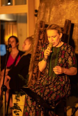 Krakow, Polonya - 3 Temmuz 2020: Polonyalı şarkıcı Aga Zaryan ve Szymon Mika, Coronavirus / COVID-19 / 19 tehdidine rağmen Yaz Caz Festivali 'nin 25. sayısında canlı performans sergilediler.