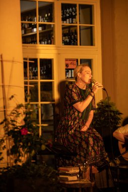 Krakow, Polonya - 3 Temmuz 2020: Polonyalı şarkıcı Aga Zaryan ve Szymon Mika, Coronavirus / COVID-19 / 19 tehdidine rağmen Yaz Caz Festivali 'nin 25. sayısında canlı performans sergilediler.