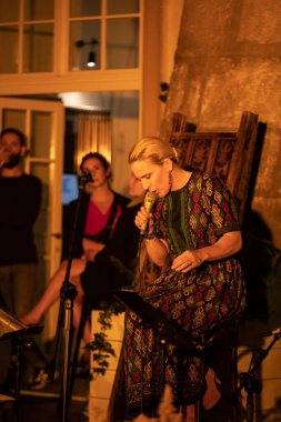 Krakow, Polonya - 3 Temmuz 2020: Polonyalı şarkıcı Aga Zaryan ve Szymon Mika, Coronavirus / COVID-19 / 19 tehdidine rağmen Yaz Caz Festivali 'nin 25. sayısında canlı performans sergilediler.