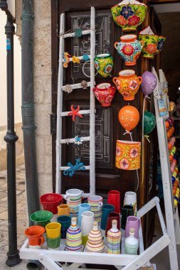 Polignano a Mare, İtalya - 17 Eylül 2019: Polignano a Mare 'deki bir mağazada elle boyanmış geleneksel seramik. Apulia. İtalya