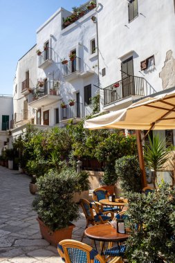 Polignano a Mare, İtalya - 17 Eylül 2019: Büyüleyici ve romantik tarihi şehir Polignano a Mare, Apulia, Güney İtalya