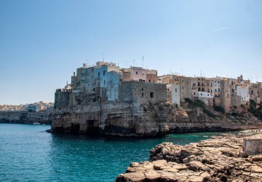 Polignano, İtalya - 17 Eylül 2019: Bir kısrak Polignano 'yu görmek - Adriyatik Denizi' nin kayalıklarında küçük bir kasaba. Apulia, Güney İtalya
