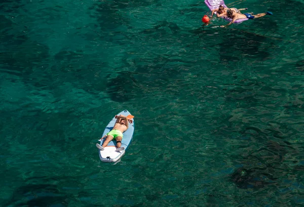 ポリニャーノ イタリア 2019年9月17日 人々はリラックスして美しいビーチで泳ぐポリニャーノ マーレ アドリア海 プーリア州 バーリ州 イタリア — ストック写真