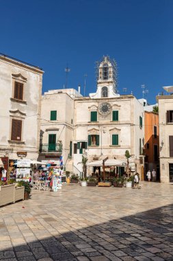 Polignano a Mare, İtalya - 17 Eylül 2019: Vittorio Emanuele II Meydanı, Polignano a Mare. Apulia. İtalya
