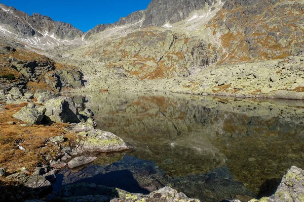 Dağlardaki Göl Beş Spis Gölleri Vadisi Ndeki Gölet Kayalık Zirvelerle — Stok fotoğraf