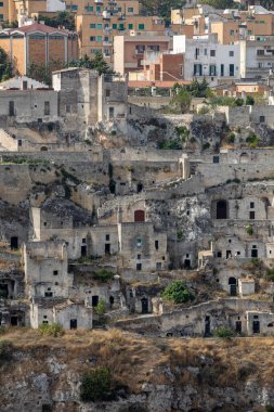 Sassi di Matera 'nın panoramik manzarası Matera şehrinin tarihi bir bölgesidir. Belvedere di Murgia Timone, Basilicata, İtalya' daki antik mağara evleri ile ünlüdür. 