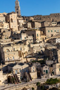 Sassi di Matera 'nın manzarası. Matera şehrinin tarihi bir bölgesidir. Eski mağara evleri ile ünlüdür. Basilicata. İtalya