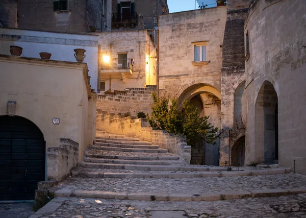 마테라 역사적 지역인 마테라의 골목길에 전형적 나선형 계단이다 바실리카 이탈리아 — 스톡 사진