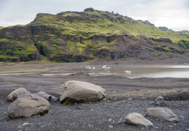 Vatnajokull buzulunun bir parçası olan Svinafellsjokull buzulunun çevresindeki manzara. İzlanda 'daki Skaftafell Ulusal Parkı