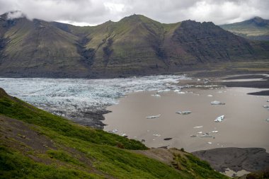  Svinafellsjokull buzulu, Vatnajokull buzulunun bir parçası. Skaftafel Ulusal Parkı İzlanda