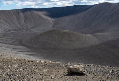 İzlanda 'daki inanılmaz Hverfjall volkanik kraterinin manzarası