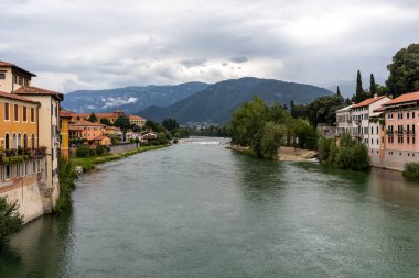 Bassano del Grappa, İtalya - 6 Eylül 2019: Bassano del Grappa 'daki Renkli Evler ve Brenta Nehri. İtalya