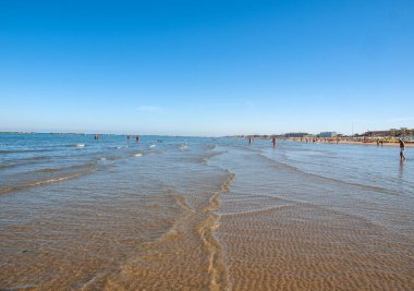 Cesenatico, Emilia Romagna, İtalya - 13 Eylül 2019: İnsanlar güneşli bir günde Cesenatico, İtalya 'da dinleniyorlar