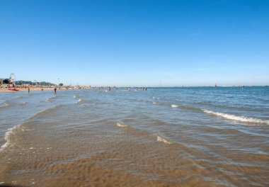 Cesenatico, Emilia Romagna, İtalya - 13 Eylül 2019: İnsanlar güneşli bir günde Cesenatico, İtalya 'da dinleniyorlar