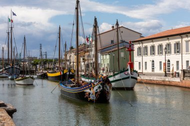 Cesenatico, Emilia Romagna, İtalya - 8 Eylül 2019: Leonardo da Vinci ve Adriyatik kıyılarındaki eski Cesenatico kasabası tarafından tasarlanan liman kanalı 