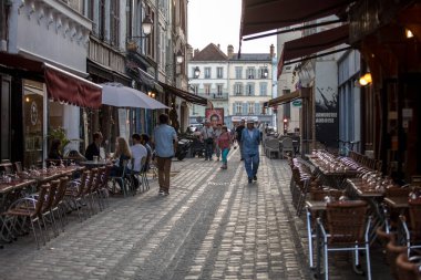 Troyes, Fransa - 31 Ağustos 2018: Ortaçağ Troyes eski kenti Aube, Champagne-Ardenne, Fransa sokaklarını keşfeden turistler