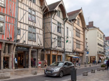 Troyes, Fransa - 31 Ağustos 2018: Troyes 'teki eski kasabanın manzarası - Champagne bölgesinin Aube departmanının başkenti. Fransa. Birçok yarı keresteli ev (çoğunlukla 16. yüzyıla ait) eski kasabada hayatta kalmaktadır.