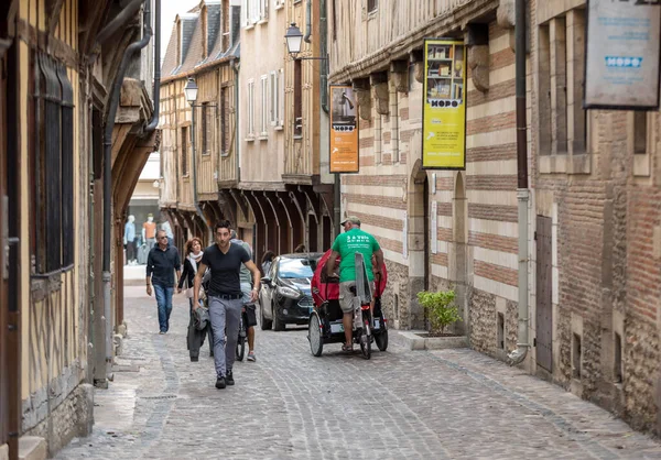 Troyes Frankreich August 2018 Touristen Erkunden Die Engen Gassen Der — Stockfoto