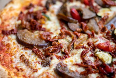 Ev yapımı pizza. Harika bir tat ve renk karışımı..