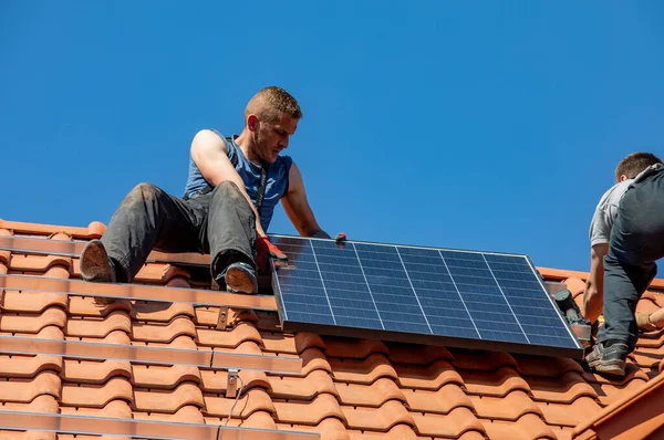 Ochojno Polonia Abril 2020 Trabajadores Instalan Paneles Solares Eléctricos Techo —  Fotos de Stock