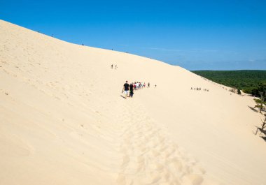 Pilat Kumulu, Fransa - 10 Eylül 2018: Avrupa 'nın en uzun kum tepesi olan Pilat Kumulundaki İnsanlar. La Teste-de-Buch, Arcachon Körfezi, Aquitaine, Fransa 