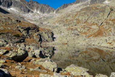Dağlardaki göl. Beş Spis Gölleri Vadisi 'ndeki gölet kayalık zirvelerle çevrili, Yüksek Tatra Dağları, Slovakya.