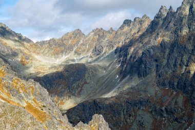 Vysoke Tatry 'deki Büyük Soğuk Vadi (High Tatras), Slovakya. Büyük Soğuk Vadi 7 km uzunluğundadır ve turistler için çok çekicidir.