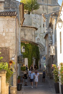 St. Emilion, Fransa - 11 Eylül 2018: Saint Emilion 'un kaldırımlı sokaklarında turistler. Fransa. St Emilion, Bordeaux 'nun başlıca kırmızı şarap bölgelerinden biridir ve çok popüler bir turizm merkezidir.