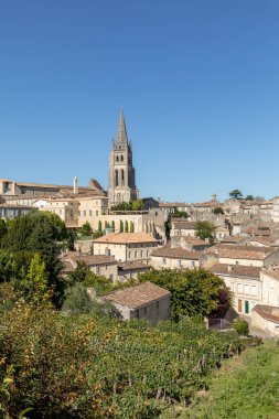 St. Emilion, Fransa - 8 Eylül 2018: St. Emilion, Fransa 'nın panoramik manzarası. St Emilion, Bordeaux 'nun başlıca kırmızı şarap bölgelerinden biridir ve çok popüler bir turizm merkezidir..