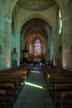 Saint Emilion, Fransa - 8 Eylül 2018: Saint Emilion, Fransa 'daki Collegiale kilisesinin ana nave ve mihrabı