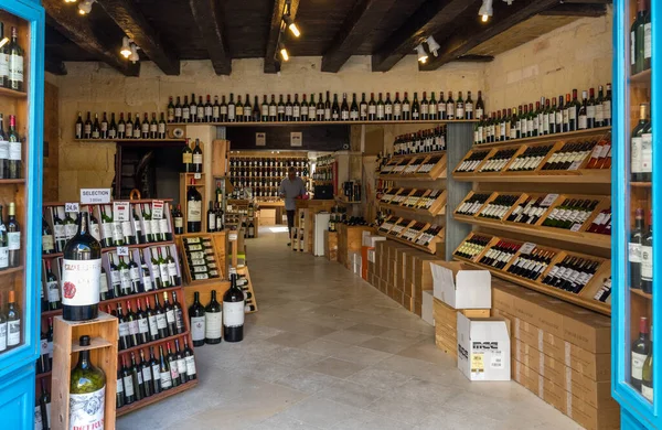2018年9月8日フランス サンテミリオン フランスのサンテミリオンにあるワインショップの内装 サンテミリオンはボルドーの主要な赤ワイン産地の1つで 非常に人気のある観光地です — ストック写真