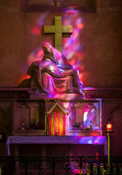 Emilion Francie Září 2018 Pieta Odstínech Purpurové Červené Symbolický Odkaz — Stock fotografie