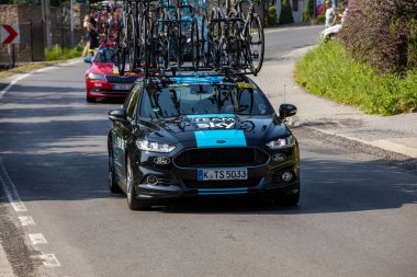 Krakow, Polonya - 4 Ağustos 2018 Tour de Pologne bisiklet yarışı güzergahındaki takım aracı. TDP, prestijli UCI Dünyası 'nın bir parçası. Gökyüzü Takımı 'ndan Ford