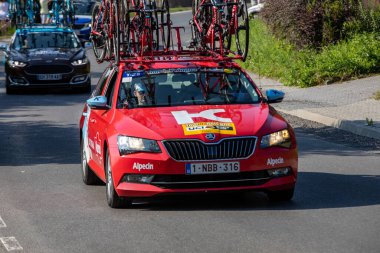 Krakow, Polonya - 4 Ağustos 2018 Tour de Pologne bisiklet yarışı güzergahındaki takım aracı. TDP, prestijli UCI Dünya Turu 'nun bir parçası. Katusha Takımı 'ndan Skoda