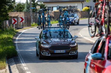 Krakow, Polonya - 4 Ağustos 2018 Tour de Pologne bisiklet yarışı güzergahındaki takım aracı. TdP, prestijli UCI World 'ün bir parçasıdır. 