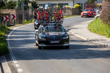 Krakow, Polonya - 4 Ağustos 2018 Tour de Pologne bisiklet yarışı güzergahındaki takım aracı. TdP, prestijli UCI World 'ün bir parçasıdır. 
