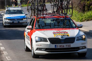 Krakow, Polonya - 4 Ağustos 2018 Tour de Pologne bisiklet yarışı güzergahındaki takım aracı. TdP, prestijli UCI World 'ün bir parçasıdır. 