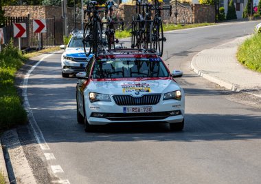 Krakow, Polonya - 4 Ağustos 2018 Tour de Pologne bisiklet yarışı güzergahındaki takım aracı. TdP, prestijli UCI World 'ün bir parçasıdır. 