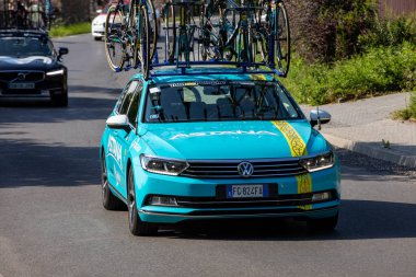 Krakow, Polonya - 4 Ağustos 2018 Tour de Pologne bisiklet yarışı güzergahındaki takım aracı. TdP, prestijli UCI World 'ün bir parçasıdır. 