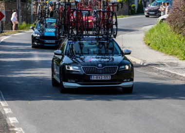 Krakow, Polonya - 4 Ağustos 2018 Tour de Pologne bisiklet yarışı güzergahındaki takım aracı. TdP, prestijli UCI World 'ün bir parçasıdır. 