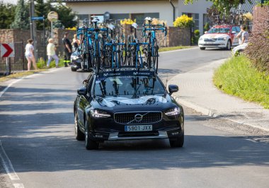 Krakow, Polonya - 4 Ağustos 2018 Tour de Pologne bisiklet yarışı güzergahındaki takım aracı. TdP, prestijli UCI World 'ün bir parçasıdır. 