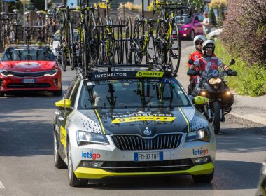 Krakow, Polonya - 4 Ağustos 2018 Tour de Pologne bisiklet yarışı güzergahındaki takım aracı. TdP, prestijli UCI World 'ün bir parçasıdır. 